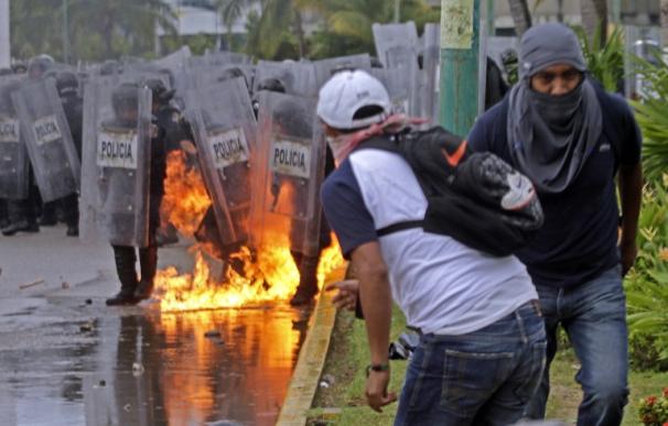 Estudiantes mexicanos toman el aeropuerto de Acapulco en protesta por los estudiantes desaparecidos
