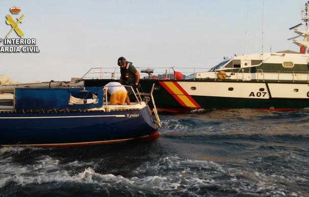 La Guardia Civil auxilia al tripulante de un velero que sufrió una avería y navegaba sin control por la ría de Vigo