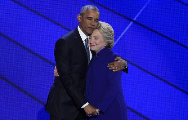 Obama y Hillary se funden en un abrazo para frenar a Donald Trump