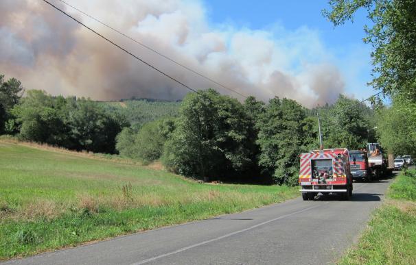Cinco incendios mantienen en riesgo a núcleos poblados, otros cinco activos y cinco controlados en Galicia
