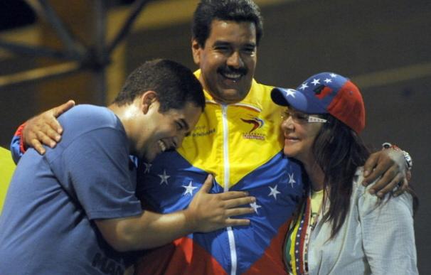 Nicolás Maduro abraza a su hijo Nicolás Maduro Guerra.