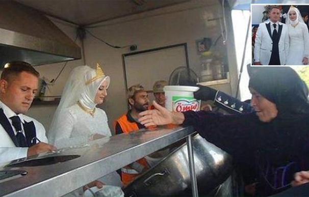 Una pareja turca reparte su banquete de boda entre 4.000 refugiados sirios