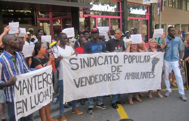 Unos cincuenta 'manteros' reivindican en una marcha que "vender para comer" no es delito