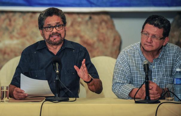 El jefe negociador de las FARC, Iván Márquez (izda)