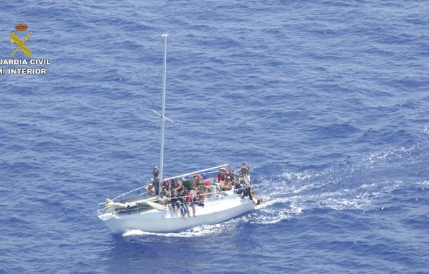 La Guardia Civil rescata a 58 inmigrantes en aguas italianas y detiene a tres traficantes de seres humanos