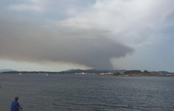 Porto do Son, Arbo y Crecente siguen en alerta por la proximidad del fuego a las casas