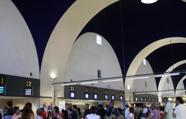 CCOO critica "escasas medidas de seguridad" en el aeropuerto, que ha provocado traslado de pasajeros a Málaga