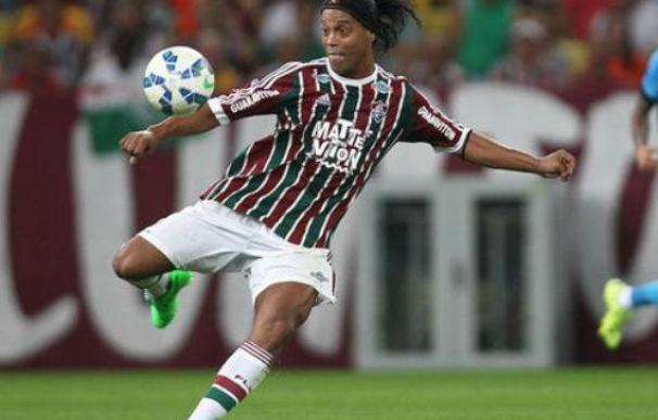 Ovación y magia en el debut de Ronaldinho