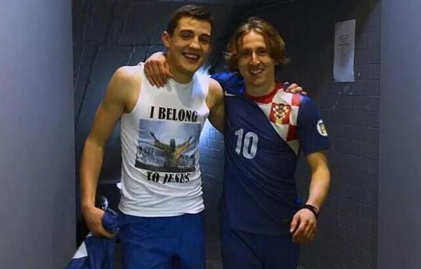 Mateo Kovacic (i) y Luka Modric (d)