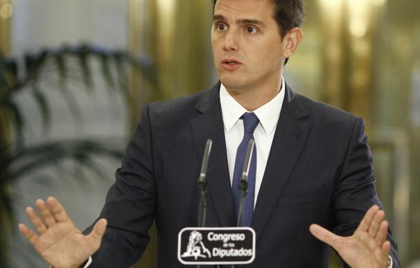 Rivera replica al PSOE que si no facilita la investidura de Rajoy no habrá comisión de investigación sobre el PP