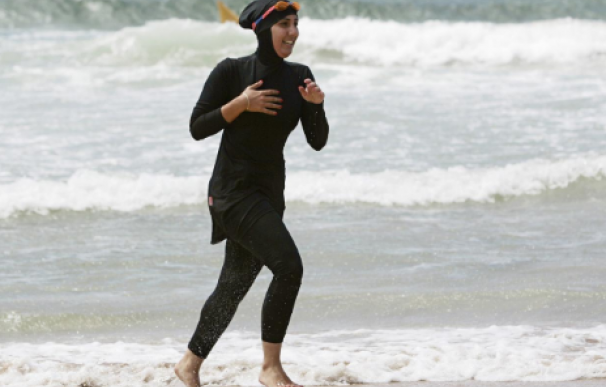 Cannes prohíbe el burkini en sus playas para evitar posibles altercados