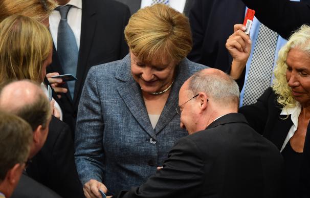 German Chancellor Angela Merkel (C) and deputies v