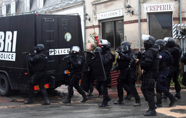 Los terroristas se atrincheran en una imprenta en la localidad de Dammartin-en-Goële