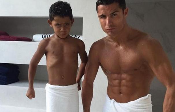 Cristiano Ronaldo junto a su hijo.