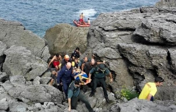 El helicóptero evacua a un joven caído en una zona rocosa de la costa de Noja con principio de hipotermia