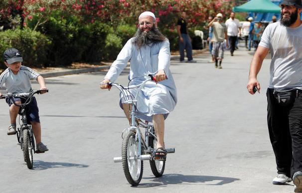 Un líder salafista llamado Ahmad al Assir monta en bicicleta por Sidón (sur del Líbano).