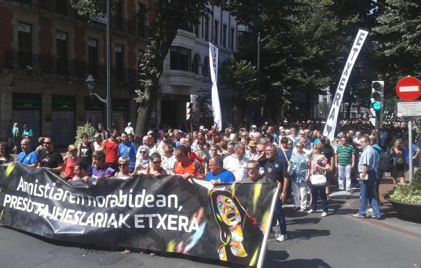 Cientos de personas piden en Bilbao la amnistia para los presos y huidos de ETA