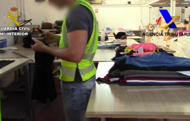 La Guardia Civil y la Agencia Tributaria intervienen artículos falsificados en Baleares por valor de 350.000 euros