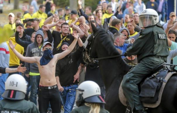 Los hinchas alemanes fichados por la policía no podrán ir en tren al estadio