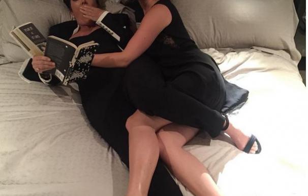 ¿Qué hace Jennifer Lawrence en la cama con la madre de Kim Kardashian?