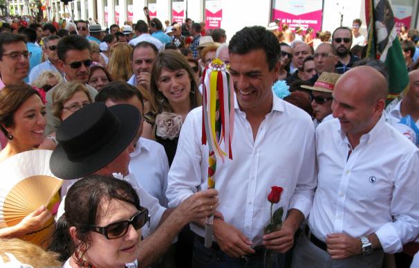 Pedro Sánchez brinda con vino de Málaga y disfruta de los verdiales en la Feria
