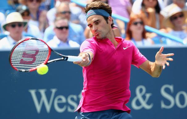 CINCINNATI, OH - AUGUST 23: Roger Federer returns