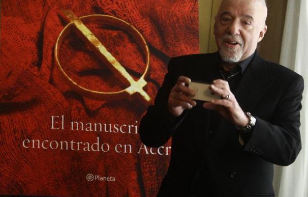 Paulo Coelho ha hecho una fotografía a los periodistas para subirla a su cuenta de Twitter