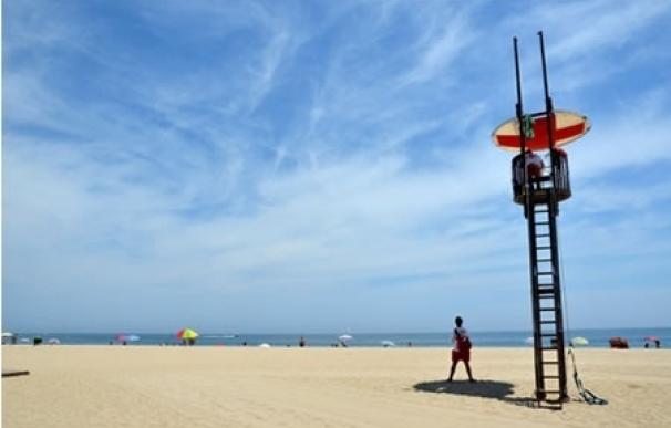 El viento y las olas obligan a izar 37 banderas amarillas en las playas catalanas