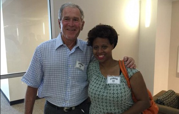 George W. Bush dedicó su jornada en el juzgado a hacerse fotos con sus compañeros del jurado.