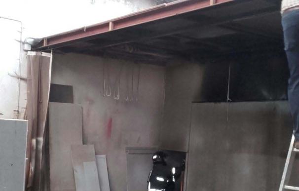 Sofocado un incendio en un taller de carpintería en Llanes
