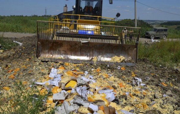 Moscú destruye toneladas de queso con un tractor.