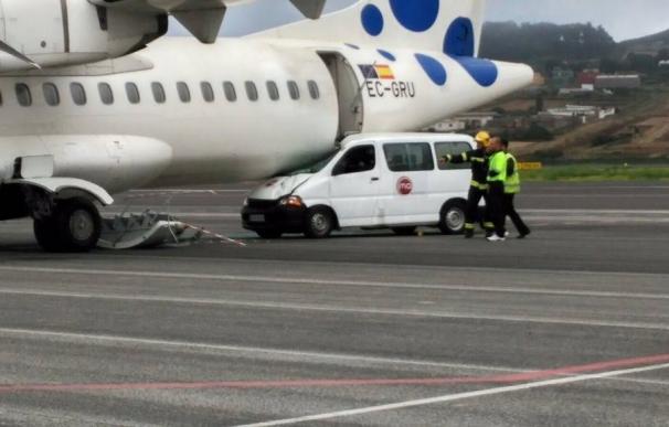 Un vehículo colisiona sin heridos contra un avión vacío de Canaryfly en el aeropuerto de Tenerife norte