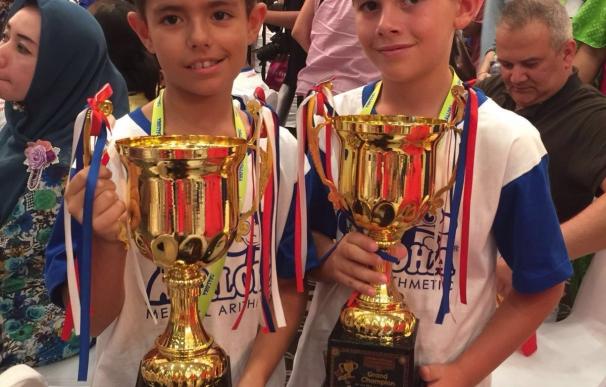 Dos niños españoles de diez años se proclaman campeones del mundo de Cálculo con Ábaco en Indonesia