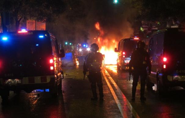 Procesan a 12 mossos acusados de lesionar a varios manifestantes en Can Vies
