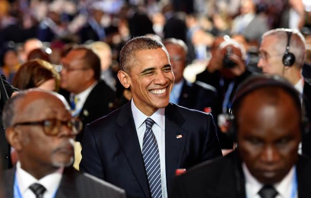Barack Obama sonríe durante la sesión inaugural de la conferencia COP 21 de la ONU en París (AFP / ERIC FEFERBERG)