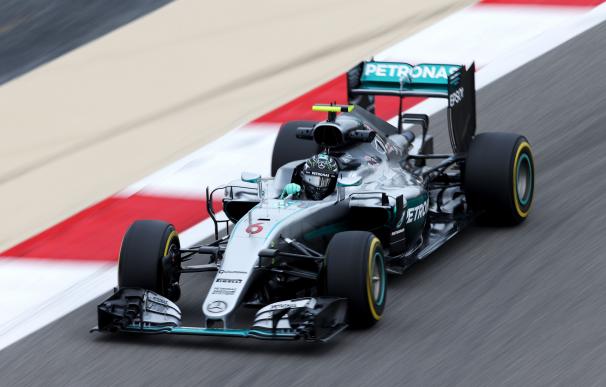 Rosberg gana el primer pulso a Hamilton y Sainz es séptimo en los primeros libres