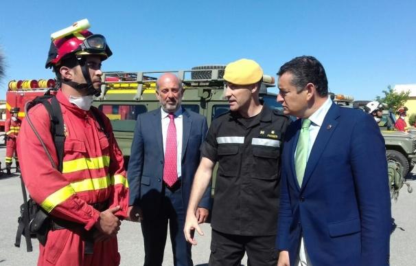 Sanz destaca el "papel crucial" de la UME en la lucha contra los incendios forestales en Andalucía