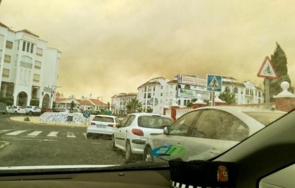 El incendio de Moguer provoca el corte de las dos carreteras de salida de Matalascañas