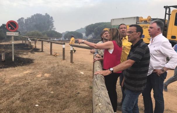 El incendio de Moguer llega al Espacio Natural de Doñana y Susana Díaz espera que "el riesgo sea mínimo"