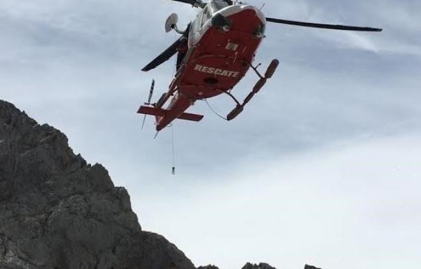 El helicóptero rescata a dos senderistas perdidos en Picos