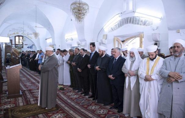 Al Assad abandona Damasco para celebrar el final del Ramadán en Hama