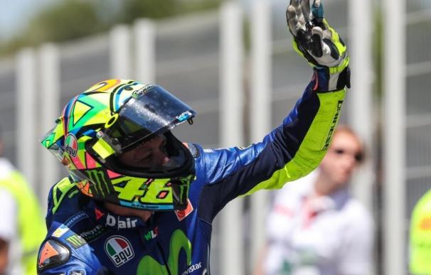 Rossi vuelve a ganar un año después, con Márquez tercero, y Viñales se deja el liderato