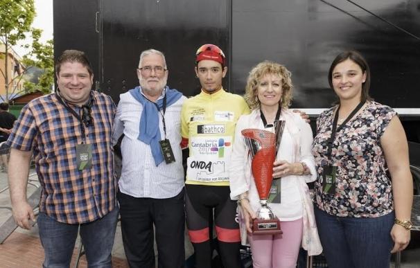 Tezanos y Ruiz entregan el premio al ganador de la Vuelta Internacional al Besaya