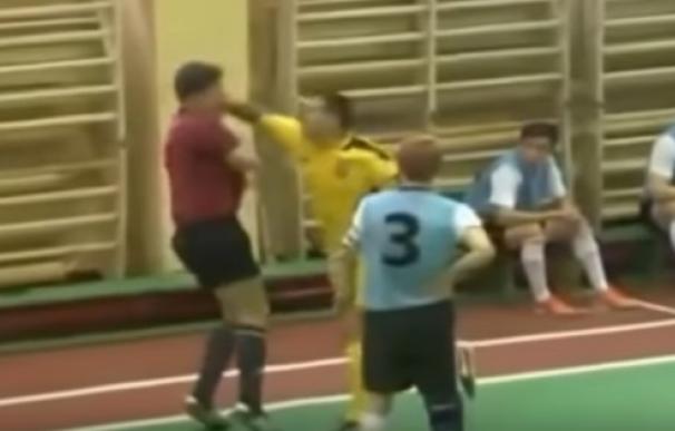 Terrible agresión a un árbitro durante un partido de fútbol sala en Rusia.