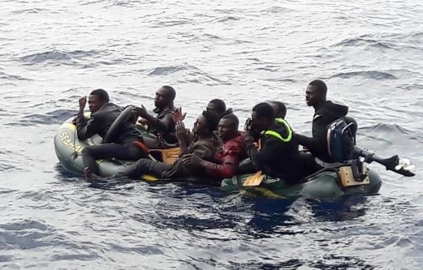 Trasladan a Tarifa a diez personas rescatadas de una patera en el Estrecho
