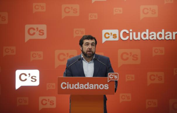 Ciudadanos insta al PSOE a sumarse a "hacer reformas" en vez de preocuparse "por la silla de Sánchez en el Congreso"