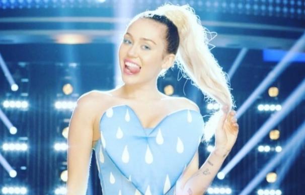 Cinco vestidos que demuestran que Ágatha Ruiz de la Prada es la diseñadora fetiche de Miley Cyrus