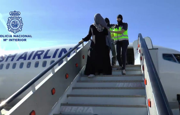 El momento de la detención en el aeropuerto de Málaga de la sospechosa de yihadismo