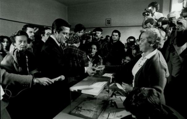 Adolfo Suárez acude a votar en las elecciones de 1982