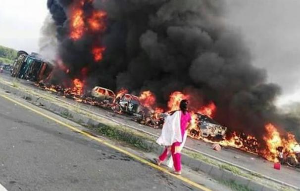 Incendio de un camión cisterna en Pakistán